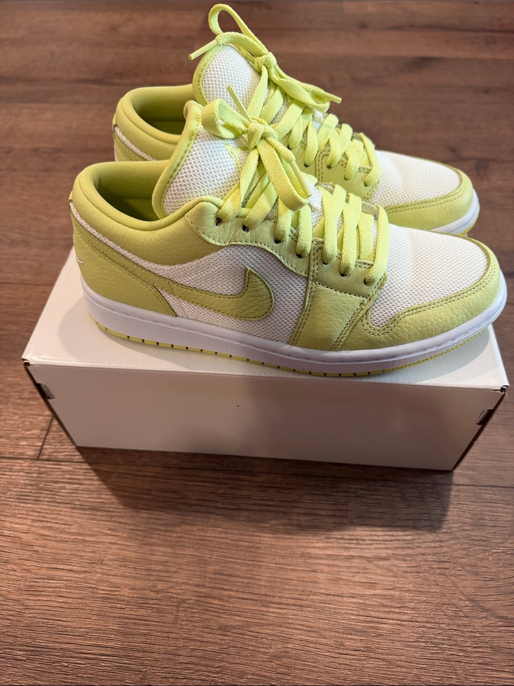 Jordan Dunk Lows- Limelight-excellent condition! - Picture 2 of 7